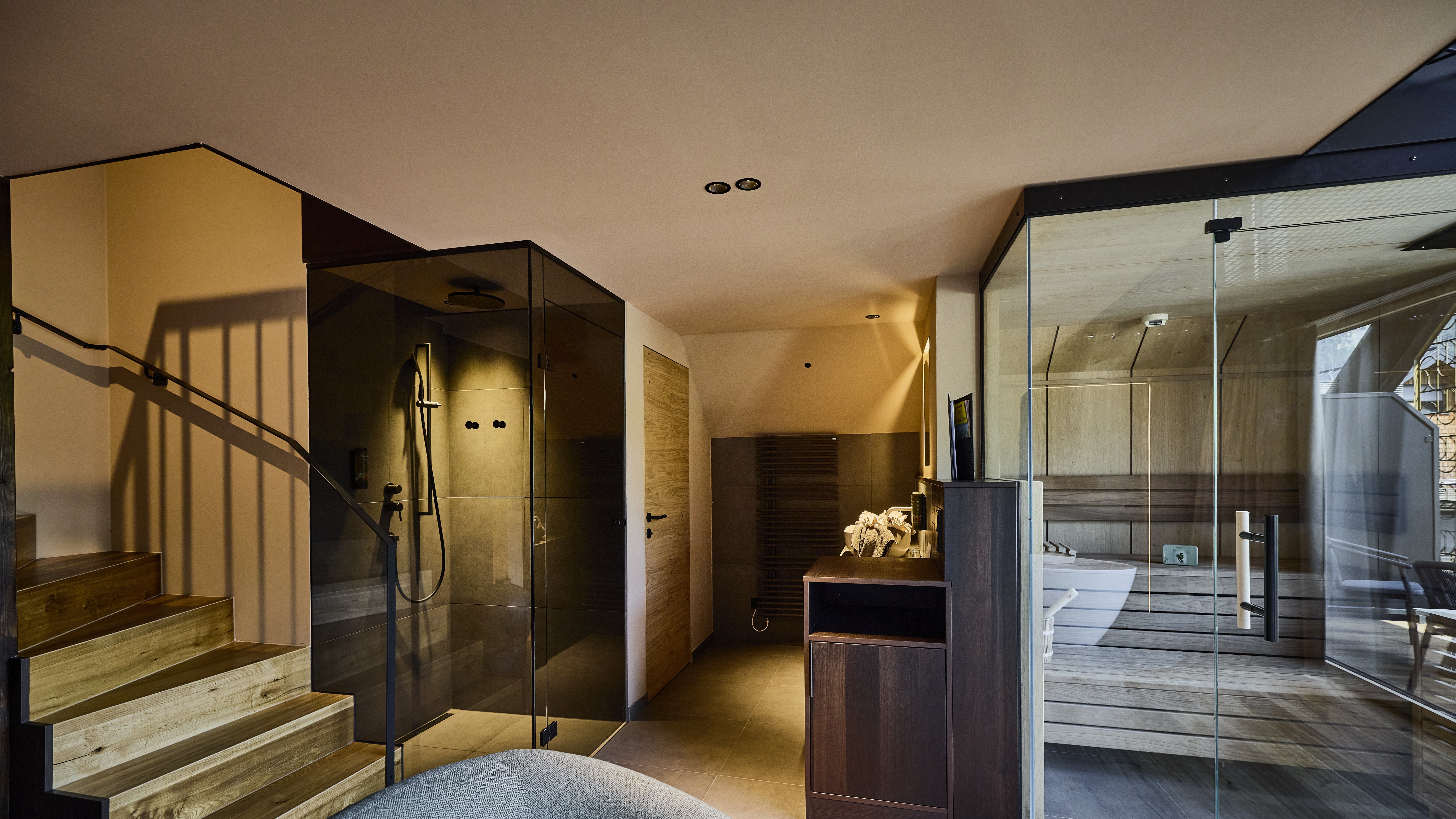 Modernes Badezimmer im Vogl's Nest Elegantes Badezimmer mit Glasdusche und Holzelementen, modernes Design und luxuriöse Ausstattung